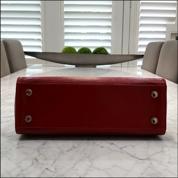 100% Authentic!! Red Louis Vuitton Epi Brea MM - Picture 3 of 10